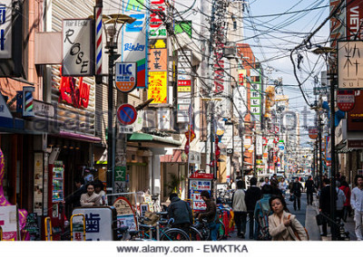 japan-osaka-dotomburi-narrow-shopping-street-lots-of-clutter-overhead-ewktka.jpg